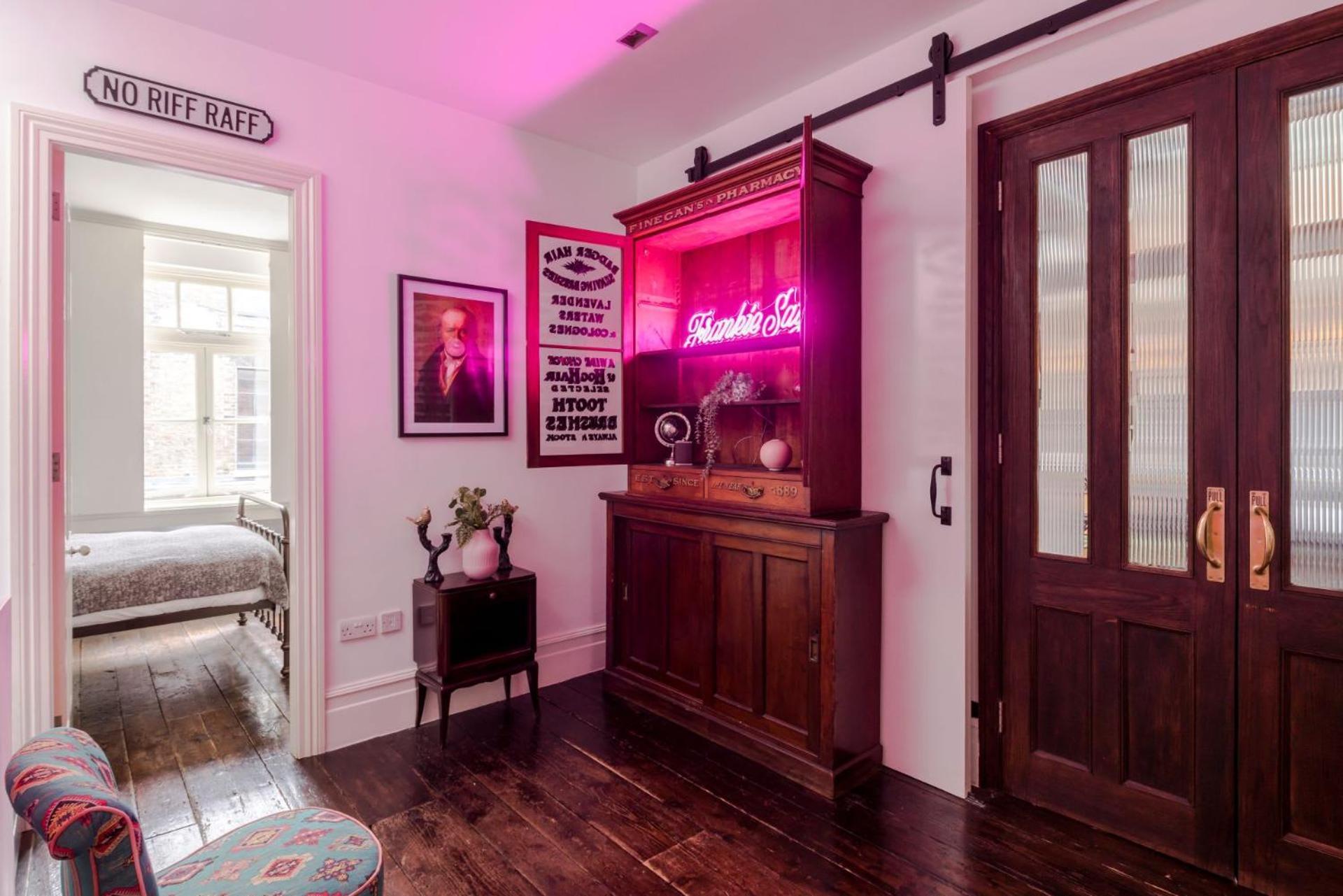 The Cheeky Hideaway-borough- By Frankie Says * Londra